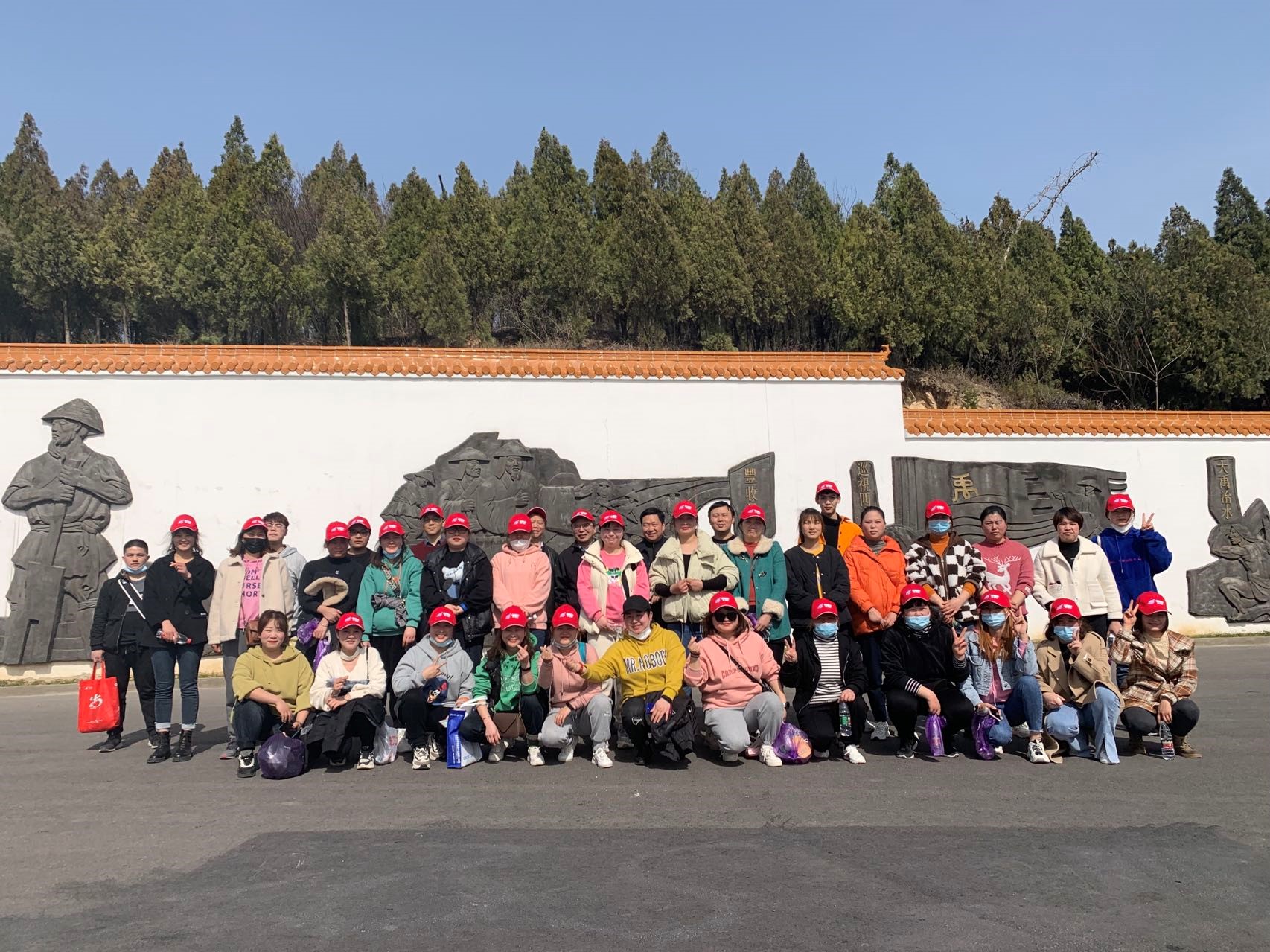 文明登山健康行，志愿服務(wù)護(hù)環(huán)境——依愛消防開展“學(xué)雷鋒日”主題活動(dòng)